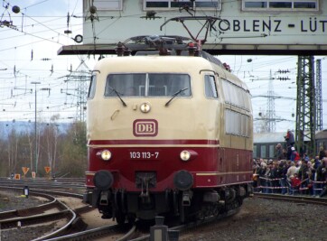 Elektrolokomotive 103 113 bei einer Fahrzeugparade des DB Museums in Koblenz-Lützel, einer Zweigstelle des Verkehrsmuseums Nürnberg.