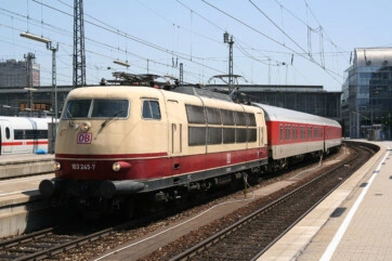 103 245 mit einem AutoZug nach Salzburg in München Hbf